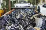 A reciclagem é UMA das soluções para o resíduo têxtil, embora a moda continue a tratá-la como a única