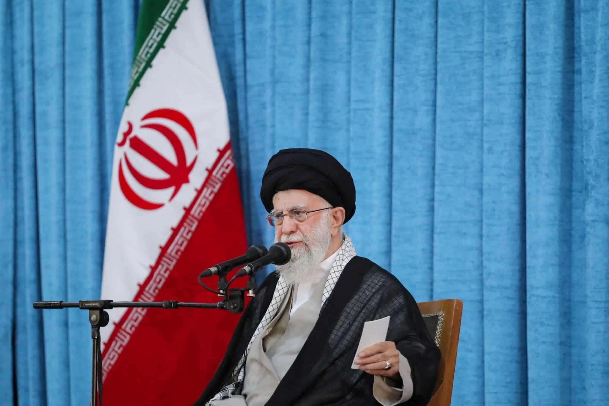 2024-07-03T105158Z_1_LYNXMPEK620GH_RTROPTP_4_IRA-KHAMANEI-ELEICAO-COMPARECIMENTO