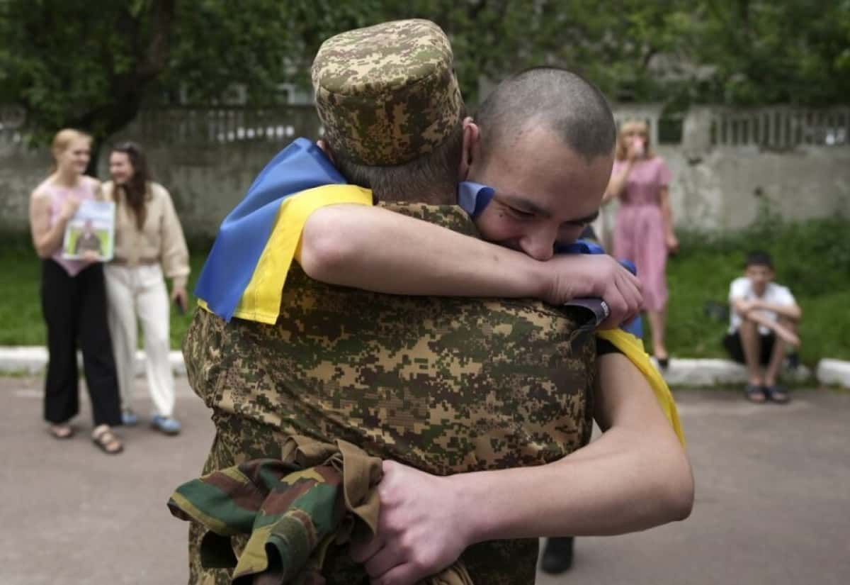 UNDISCLOSED (Ukraine), 09/06/2025.- Ukrainian prisoners of war (POWs) react following a prisoner swap at an undisclosed location, Ukraine, 09 June 2025, amid the Russian invasion. The exchange began today and will continue in several stages over the coming days. Among the categories of those we are returning now are the wounded and seriously injured, as well as those under 25 years of age, Ukrainian President Volodymyr Zelensky wrote in his official Telegram channel. The agreement about POWs' exchange was reached after recent Russia-Ukraine talks held in Turkey. (Rusia, Turquía, Ucrania) EFE/EPA/STRINGER