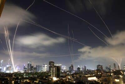 Irã dispara 30 mísseis contra Israel, que retalia com ataque a alvos militares