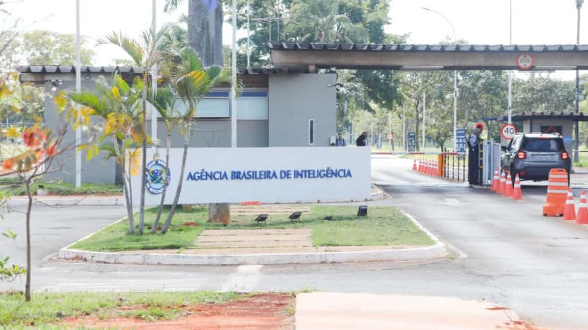 Agentes da Abin (Agência Brasileira de Inteligência) marcaram uma breve paralisação, em Brasília. Os funcionários da agência pedem a saída do diretor-geral, Luiz Fernando Corrêa, e a nomeação de um oficial de inteligência de carreira. Por enquanto, a mobilização não é considerada greve pelos agentes da Abin. No entanto, funcionários da corporação, ouvidos pelo Poder360, relatam chances de haver 1ª paralisação definitiva das atividades. |Sérgio Lima/Poder360 - 30.abr.2024