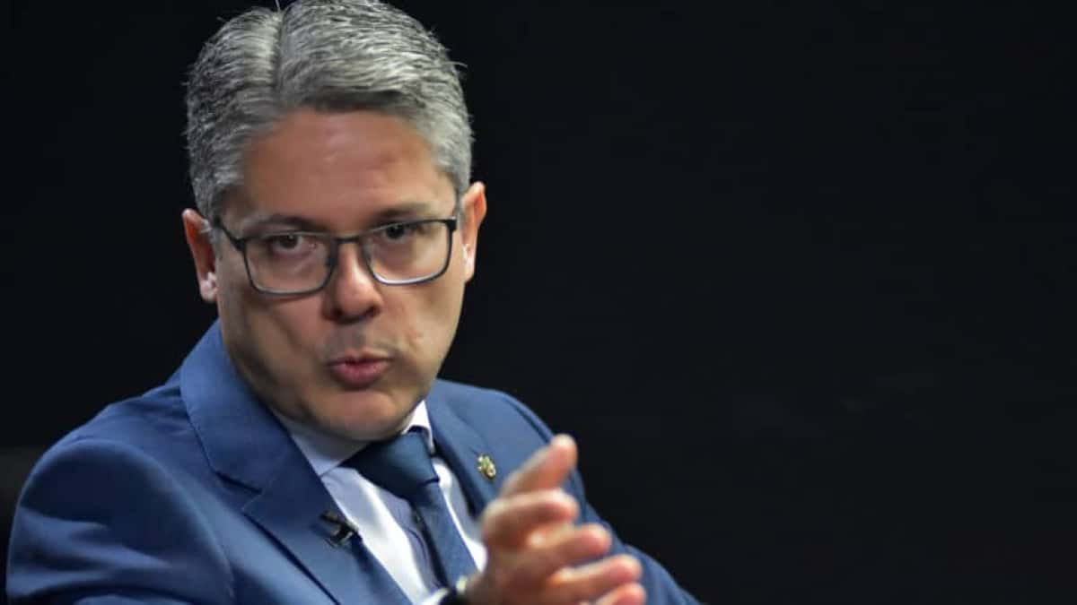 O senador Alessandro Vieira (MDB-SE) concedeu entrevista ao repórter do Poder360 Gabriel Buss, no estúdio do jornal digital em Brasília, em 21 de fevereiro de 2024 | Mateus Mello/Poder360 - 21.fev.2024