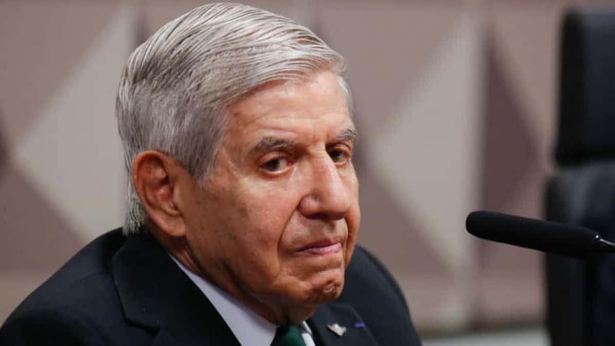 A CPI do 8 de Janeiro durante o depoimento do general Augusto Heleno, ex-ministro do GSI (Gabinete de Segurança Institucional) durante o governo do ex-presidente Jair Bolsonaro (PL). Heleno foi questionado sobre seu suposto envolvimento com os atos extremistas. Entre os temas citados pelos governistas está a atuação de pessoas indicadas pelo general para o GSI e que ainda estavam nos cargos no 8 de Janeiro. | Sérgio Lima/Poder360 - 26.set.2023