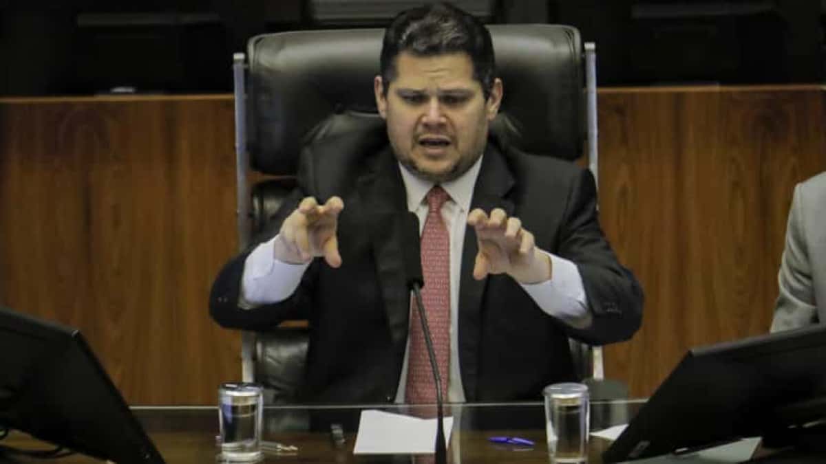 O Congresso Nacional iniciou, nesta terça-feira, a sessão conjunta de deputados e senadores para votar a manutenção ou a derrubada de vetos presidenciais, depois de mais de um ano sem deliberações do tipo. Na mesma sessão, poderá ser realizada a leitura do requerimento apresentado pela oposição para instalação da CPMI do INSS. | Sérgio Lima/Poder360 - 17.jun.2025