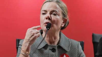 Senadora Gleisi Lula critica visita de senadores a envolvidos na ação do 8 de janeiro nos Estados Unidos