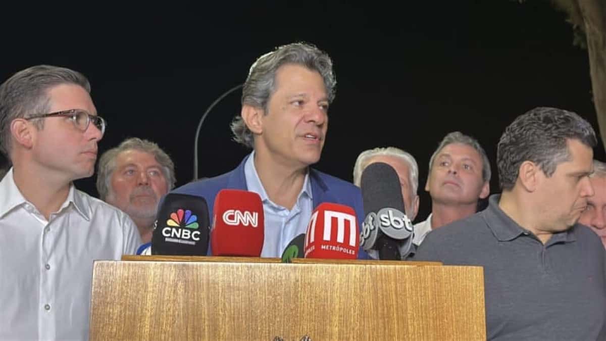 Ministro da Fazenda, Fernando Haddad, presidente da Câmara dos Deputados, Hugo Motta, presidente do Senado, Davi Alcolumbre e líderes partidários da base governista, saindo da residência oficial da Câmara dos Deputados. | Sérgio Lima/Poder360 - 09.jun.2025