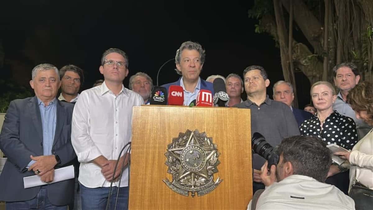 Ministro da Fazenda, Fernando Haddad, presidente da Câmara dos Deputados, Hugo Motta, presidente do Senado, Davi Alcolumbre e líderes partidários da base governista, saindo da residência oficial da Câmara dos Deputados. | Sérgio Lima/Poder360 - 09.jun.2025