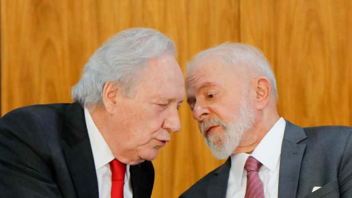 O presidente da República, Luiz Inácio Lula da Silva (PT) durante cerimônia de assinatura de contrato entre o Ministério da Justiça e Segurança Pública e o BNDES (Banco Nacional de Desenvolvimento Econômico e Social) para a destinação de recursos do Fundo Amazônia para o “Plano Amazônia: Segurança e Soberania”, com a presença dos ministros Ricardo Lewandowscki, Marina Silva, Geraldo Alckmin, presidente do BNDES, Aloizio Mercadante, presidente da Petrobras Magda Chambriard e o diretor-geral da PF, Andrei Rodrigues. Serão destinados R$ 318,5 milhões à iniciativa, que tem como objetivo aumentar a presença do Estado na região amazônica para combater crimes ambientais. | Sérgio Lima/Poder360 17.jun.2024