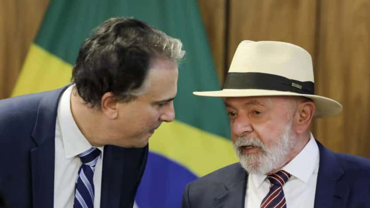 O presidente Luiz Inácio Lula da Silva (PT) lançou nesta 3ª feira (14.jan.2025) o programa Mais Professores para o Brasil, com bolsas de R$ 1.050 até R$ 2.100. A iniciativa terá duas modalidades: uma para estudantes de licenciatura, que receberão um Pé-de-Meia durante a graduação, e outra para quem quiser lecionar em regiões remotas do país. A iniciativa terá duas modalidades: uma para estudantes de licenciatura, que receberão um Pé-de-Meia durante a graduação, e outra para quem quiser lecionar em regiões remotas do país. | Sérgio Lima/Poder360 - 14.jan.2025