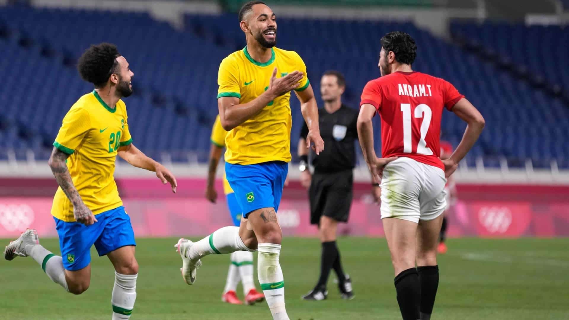 Matheus-Cunha-bate-no-peito-e-comemora-gol-do-Brasil-contra-Egito-no-futebol-masculino