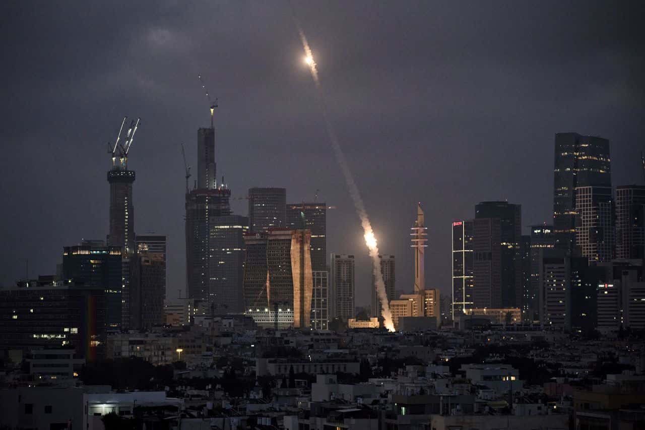 O-sistema-de-defesa-aerea-Iron-Dome-de-Israel-dispara-para-interceptar-projeteis-sobre-Tel-Aviv-no-sabado.-Leo-Correa-AP-1