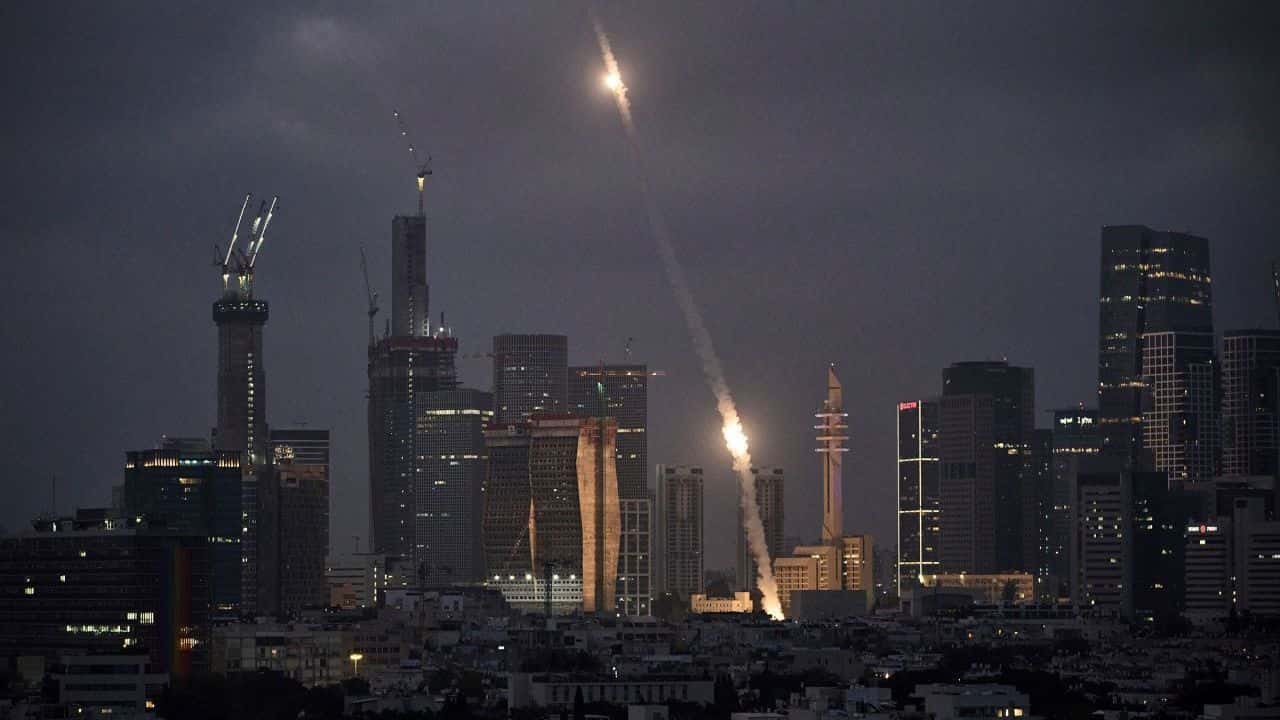 O-sistema-de-defesa-aerea-Iron-Dome-de-Israel-dispara-para-interceptar-projeteis-sobre-Tel-Aviv-no-sabado.-Leo-Correa-AP-e1750103345372