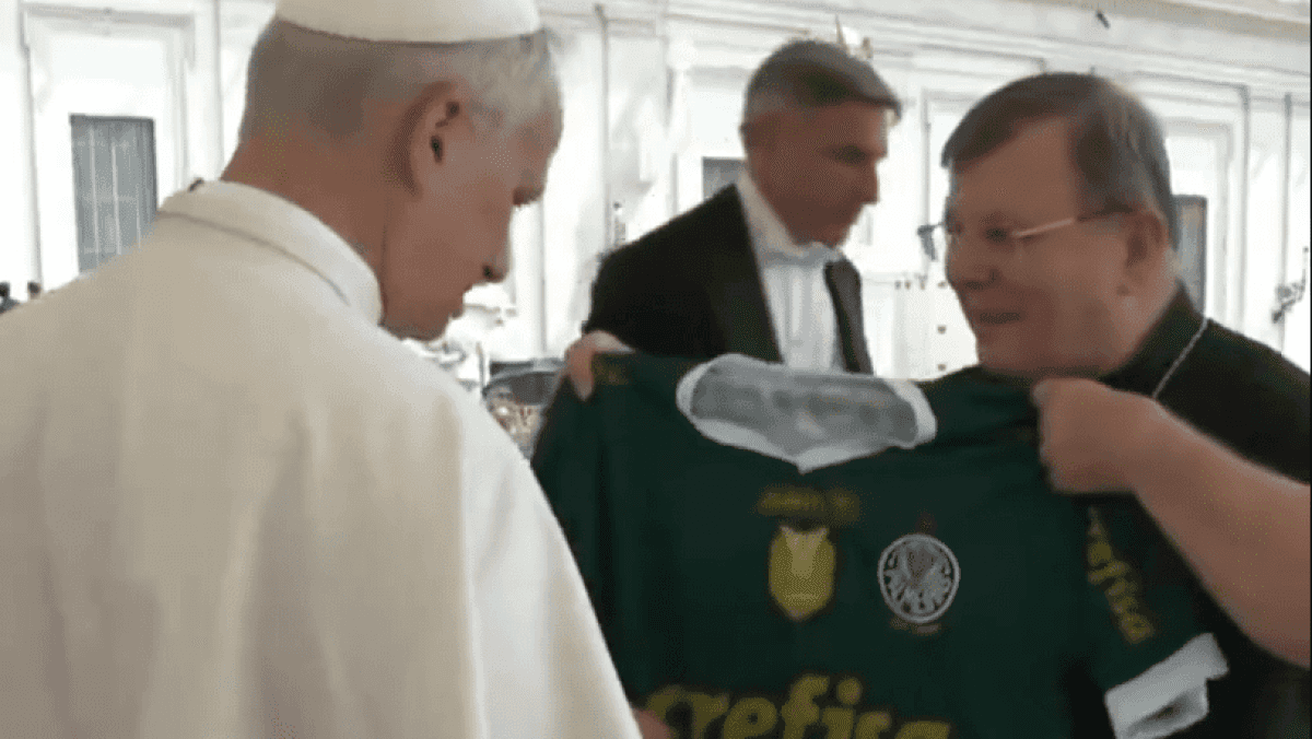 Papa-teria-recebido-camisa-falsificada-de-presente-e1750334550959