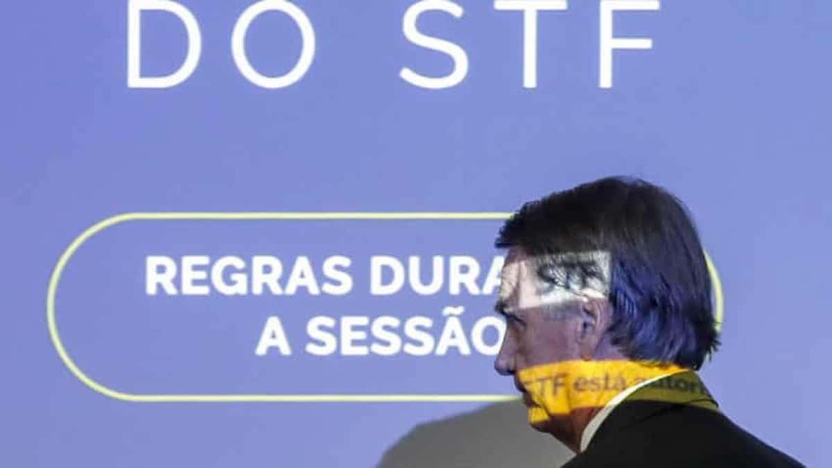 Jair Bolsonaro com a constituição na mão - A 1ª Turma do STF (Supremo Tribunal Federal) no segundo dia dos depoimentos dos 8 réus do núcleo 1 da ação penal que investiga a tentativa de golpe de Estado em 2022. O 1º deles a ser ouvido é o ex-ajudante de ordens de Jair Bolsonaro (PL), o tenente-coronel Mauro Cid, que firmou um acordo de delação premiada com a PF (Polícia Federal), homologado pelo STF. Ele é o 1º justamente por ser o réu delator. A ordem dos demais depoimentos respeitará a ordem alfabética. | Sérgio Lima/Poder360 - 10.jun.2025