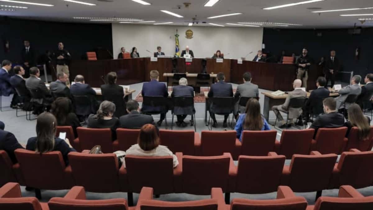 A 1ª Turma do STF (Supremo Tribunal Federal) no segundo dia dos depoimentos dos 8 réus do núcleo 1 da ação penal que investiga a tentativa de golpe de Estado em 2022. O 1º deles a ser ouvido é o ex-ajudante de ordens de Jair Bolsonaro (PL), o tenente-coronel Mauro Cid, que firmou um acordo de delação premiada com a PF (Polícia Federal), homologado pelo STF. Ele é o 1º justamente por ser o réu delator. A ordem dos demais depoimentos respeitará a ordem alfabética. | Sérgio Lima/Poder360 - 10.jun.2025