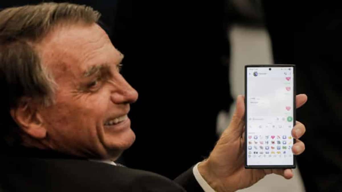 Ex-presidente Jair Bolsonaro troca mensagens com a ex-primeira dama Michelle Bolsonaro, antes do Depoimento. A 1ª Turma do STF (Supremo Tribunal Federal) no segundo dia dos depoimentos dos 8 réus do núcleo 1 da ação penal que investiga a tentativa de golpe de Estado em 2022. O 1º deles a ser ouvido é o ex-ajudante de ordens de Jair Bolsonaro (PL), o tenente-coronel Mauro Cid, que firmou um acordo de delação premiada com a PF (Polícia Federal), homologado pelo STF. Ele é o 1º justamente por ser o réu delator. A ordem dos demais depoimentos respeitará a ordem alfabética. | Sérgio Lima/Poder360 - 10.jun.2025
