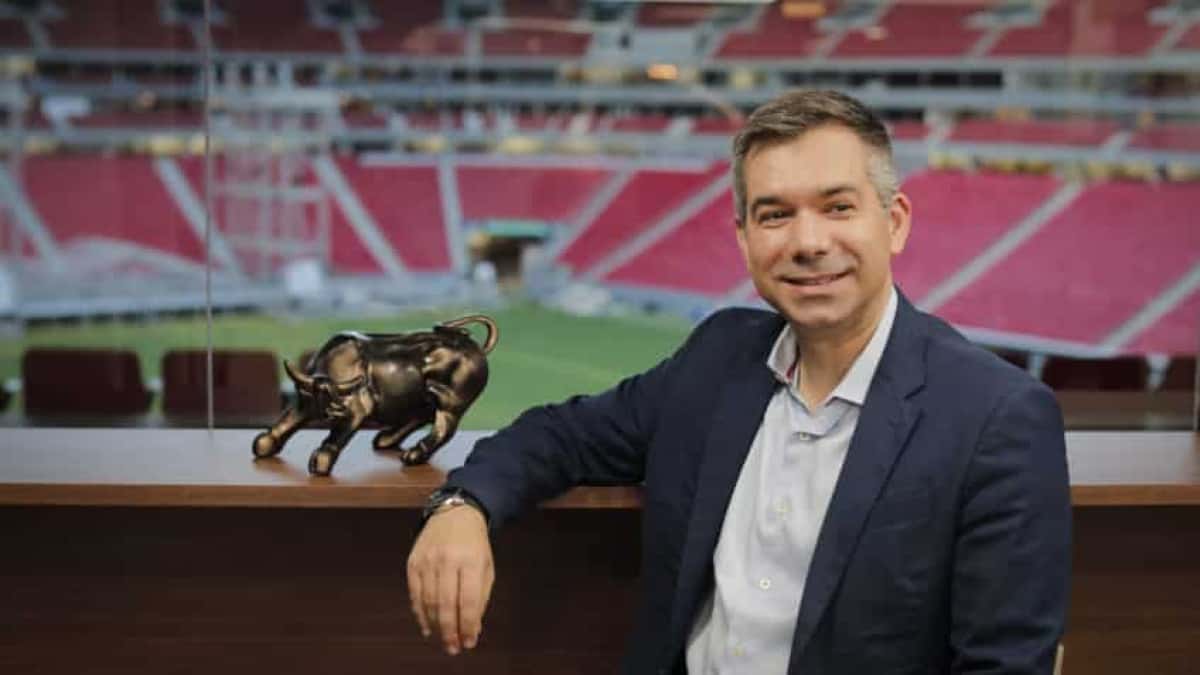 Poder Empreendedor - Empresário Vinícus Marque, da empresa Mi Smart Solutions, no escritório da empresa em um dos camarotes do Estádio Mané Garrincha com vista privilegiada para o gramado. | Sérgio Lima/Poder360 - 17.abr.2025