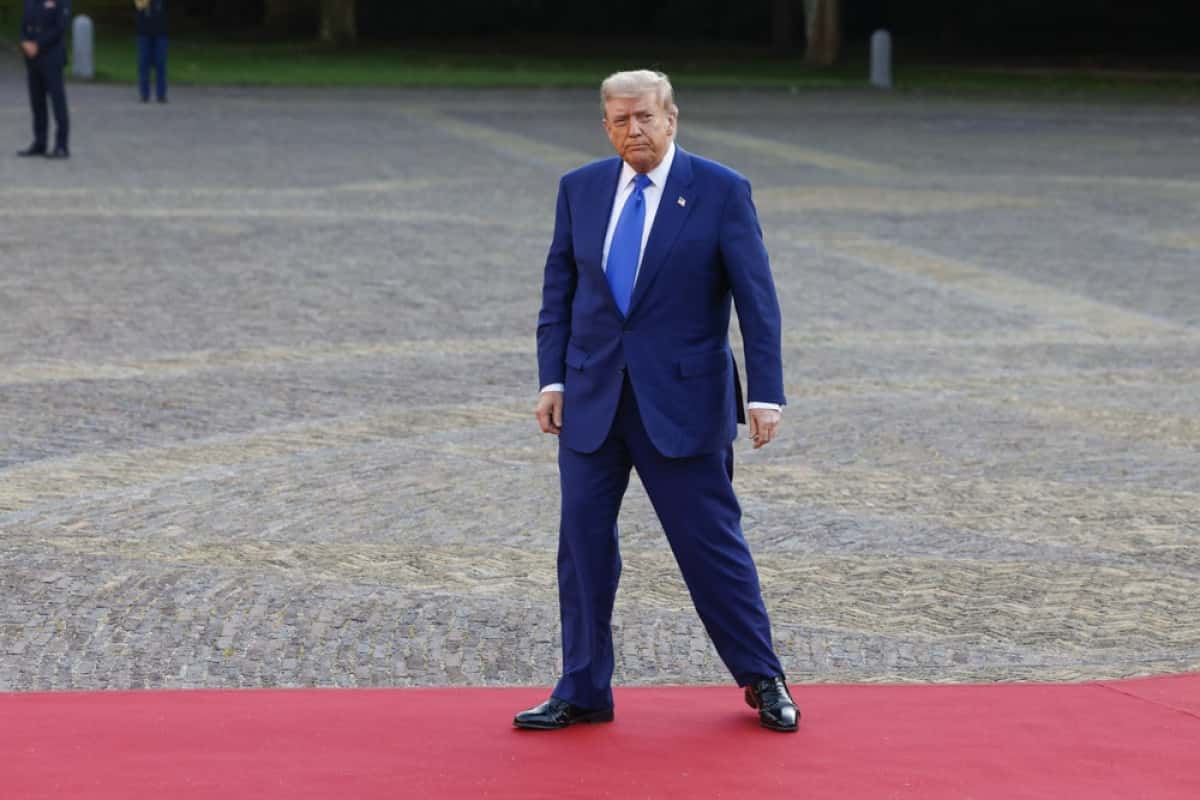 LA HAYA (PAÍSES BAJOS), 24/06/2025.- El presidente de los Estados Unidos, Donald Trump, a su llegada a una cena de trabajo ofrecida por los monarcas neerlandeses en el marco de la Cumbre de la OTAN, este martes en el Palacio Huis ten Bosch de La Haya. EFE/JJ Guillén