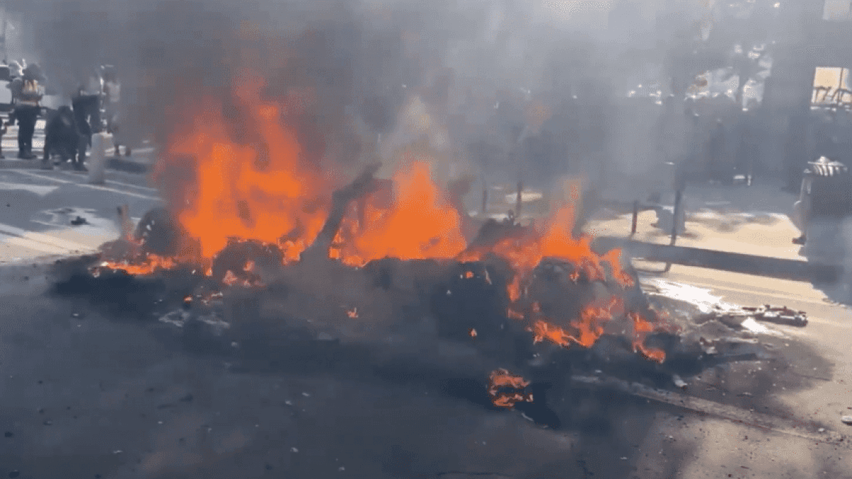 carros-waymo-sendo-incendiados-em-protestos-junho-2025-848×477-1