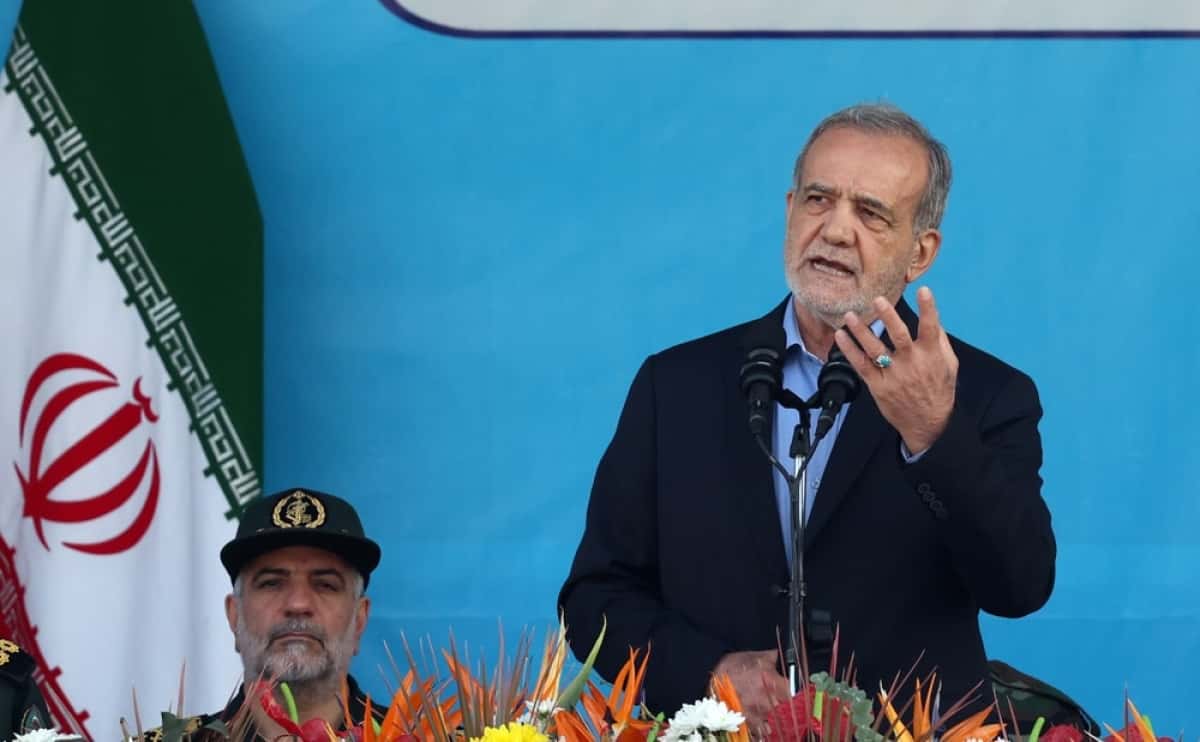 Tehran (Iran (islamic Republic Of)), 21/09/2024.- Iranian president Masoud Pezeshkian speaks during the annual military parade marking the Iraqi invasion in 1980, which led to an eight-year-long war (1980-1988); in Tehran, Iran, 21 September 2024. According to IRNA newes agency, Iranian president Masoud Pezeshkian said 'our defense system power is on that level that no enemy even dares to think to attack against Iran, and we will continue to develop our defense system in any aspects.' (Teherán) EFE/EPA/ABEDIN TAHERKENAREH