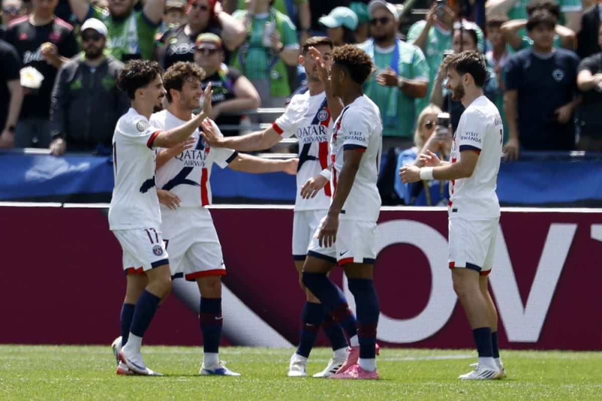 SEATTLE (United States), 23/06/2025.- Khvicha Kvaratskhelia of Paris Saint-Germain (R) celebrates with teammates after scoring the 0-1 goal during the FIFA Club World Cup 2025 soccer match between Seattle Sounders and Paris Saint-Germain in Seattle, Washington, USA, 23 June 2025. (Mundial de Fútbol) EFE/EPA/JOHN G. MABANGLO
