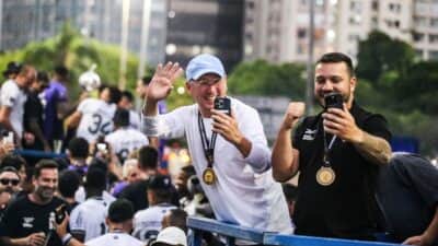Dono do Botafogo comemora vitória histórica contra o PSG