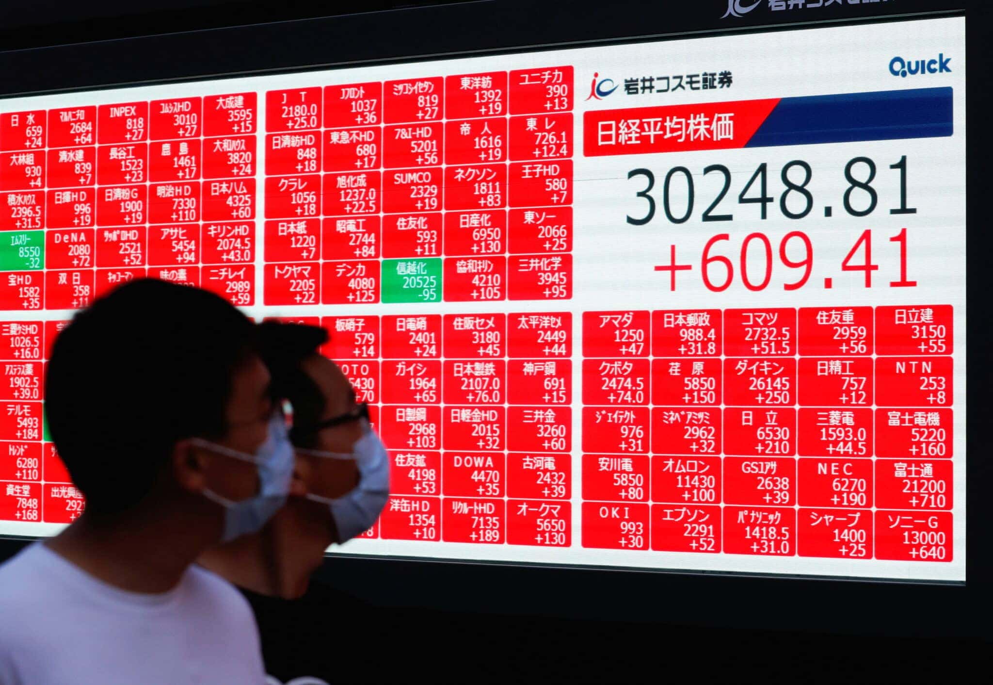 Painel eletrônico com dados do índice Nikkei em Tóquio 24/09/2021. REUTERS/Kim Kyung-Hoon