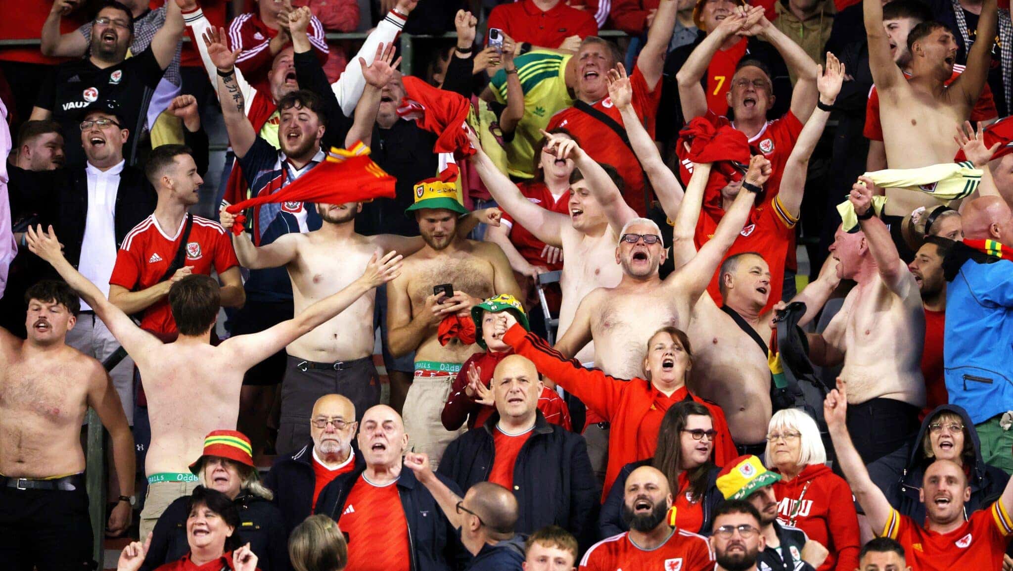 torcida-pais-de-gales-belgica-e1749512014644