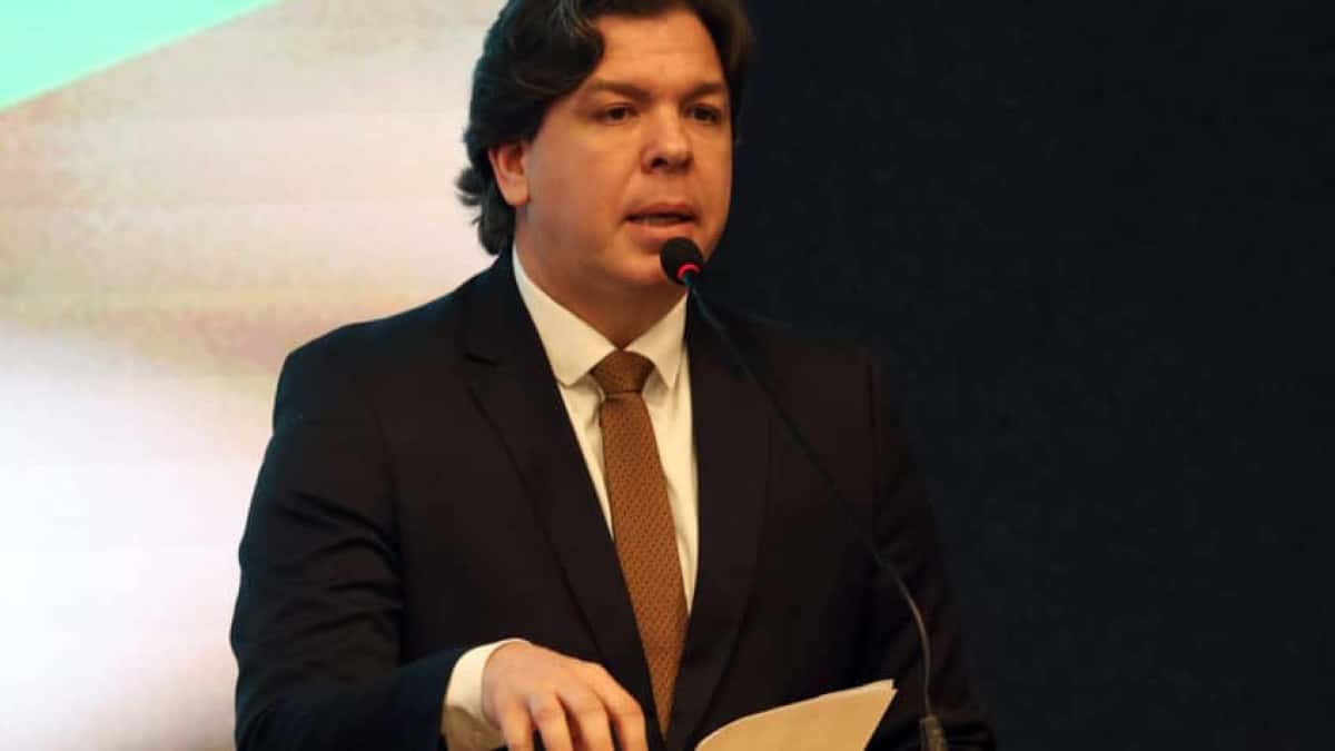 Brasília (DF), 27/05/2025 - O ministro das Comunicações, Frederico de Siqueira Filho, durante cerimônia de divulgação do segundo edital do Fust para Conexão Direta de Escolas, com investimento previsto de até R$ 400 milhões para garantir internet de qualidade e Wi-Fi para escolas públicas da educação básica. O edital é voltado às prestadoras de serviços de telecomunicações que apresentarem projetos com foco na conectividade nas escolas e na inclusão digital. A iniciativa prevê a redução da contribuição devida ao Fundo de Universalização dos Serviços de Telecomunicações (Fust) como forma de contraprestação. Foto: Antonio Cruz/Agência Brasil