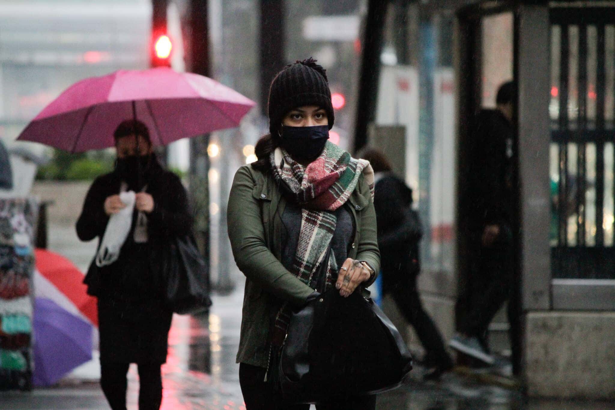 SP - CLIMA/BRASIL/FRENTE FRIA - GERAL - Pedestres se protegem do frio e da chuva na Avenida Paulista, na região central de São Paulo, nesta manhã de sexta-feira, 21. Depois de ciclone-bomba, ventania com tempestade de areia, o Brasil recebe mais um fenômeno meteorológico marcante: uma forte massa de ar frio polar no inverno. A frente fria tem provocado chuvas, temperaturas abaixo de 0 ºC, granizo e neve, principalmente nas regiões Sul e Sudeste do País. Esta é a terceira vez que a o frio ocorre em 2020, mas a primeira com essa proporção e intensidade. De acordo com o Climatempo, "dificilmente o Brasil poderá experimentar outra onda de frio como esta ainda este ano". 21/08/2020 - Foto: FÁBIO VIEIRA/FOTORUA/ESTADÃO CONTEÚDO