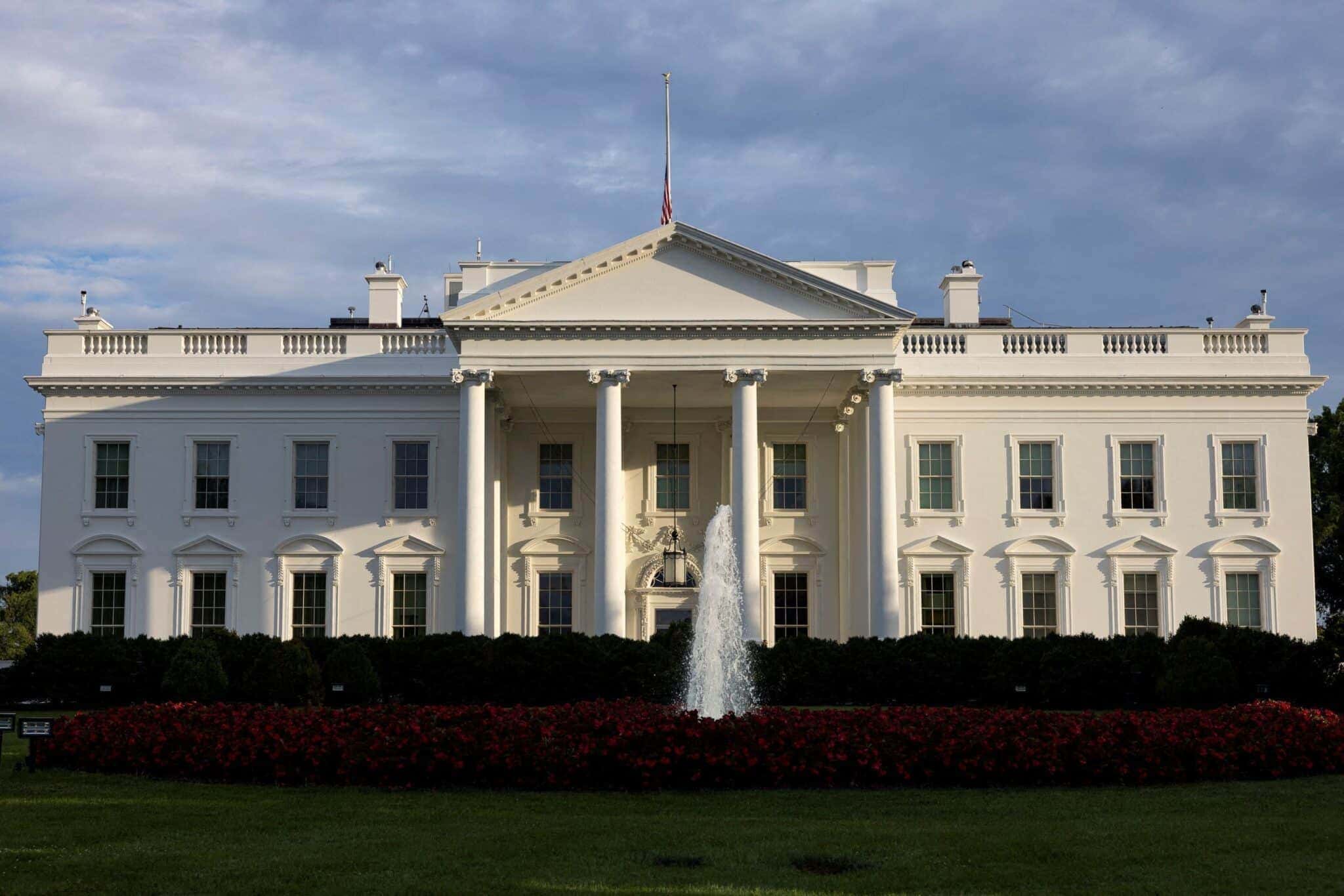 2025-05-23T235024Z_1_LYNXMPEL4M158_RTROPTP_4_USA-TRUMP-INVESTMENTS-CEOS-1-1