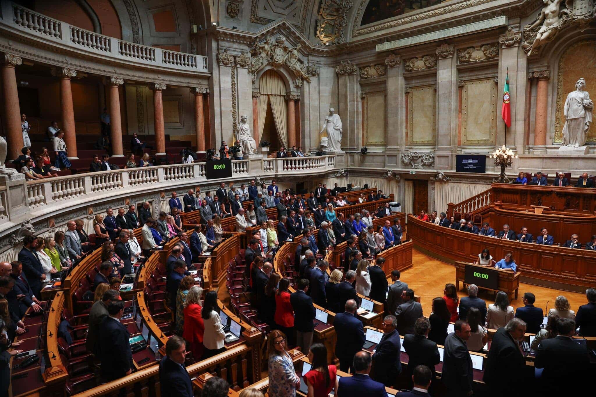 2025-06-18T134337Z_1_LYNXMPEL5H0QO_RTROPTP_4_PORTUGAL-GOVERNO-POSSE