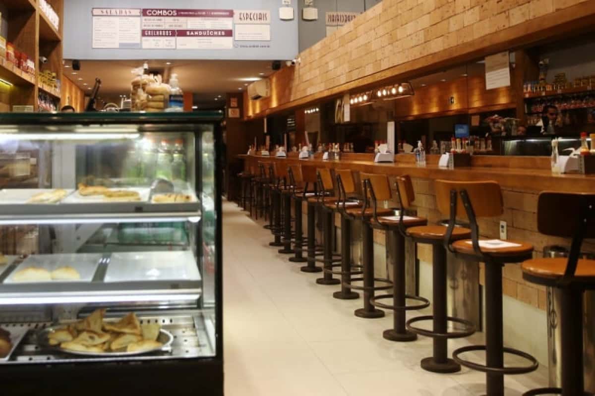 Restaurante vazio em São Paulo em meio à pandemia de coronavírus 19/03/2020 REUTERS/Rahel Patrasso