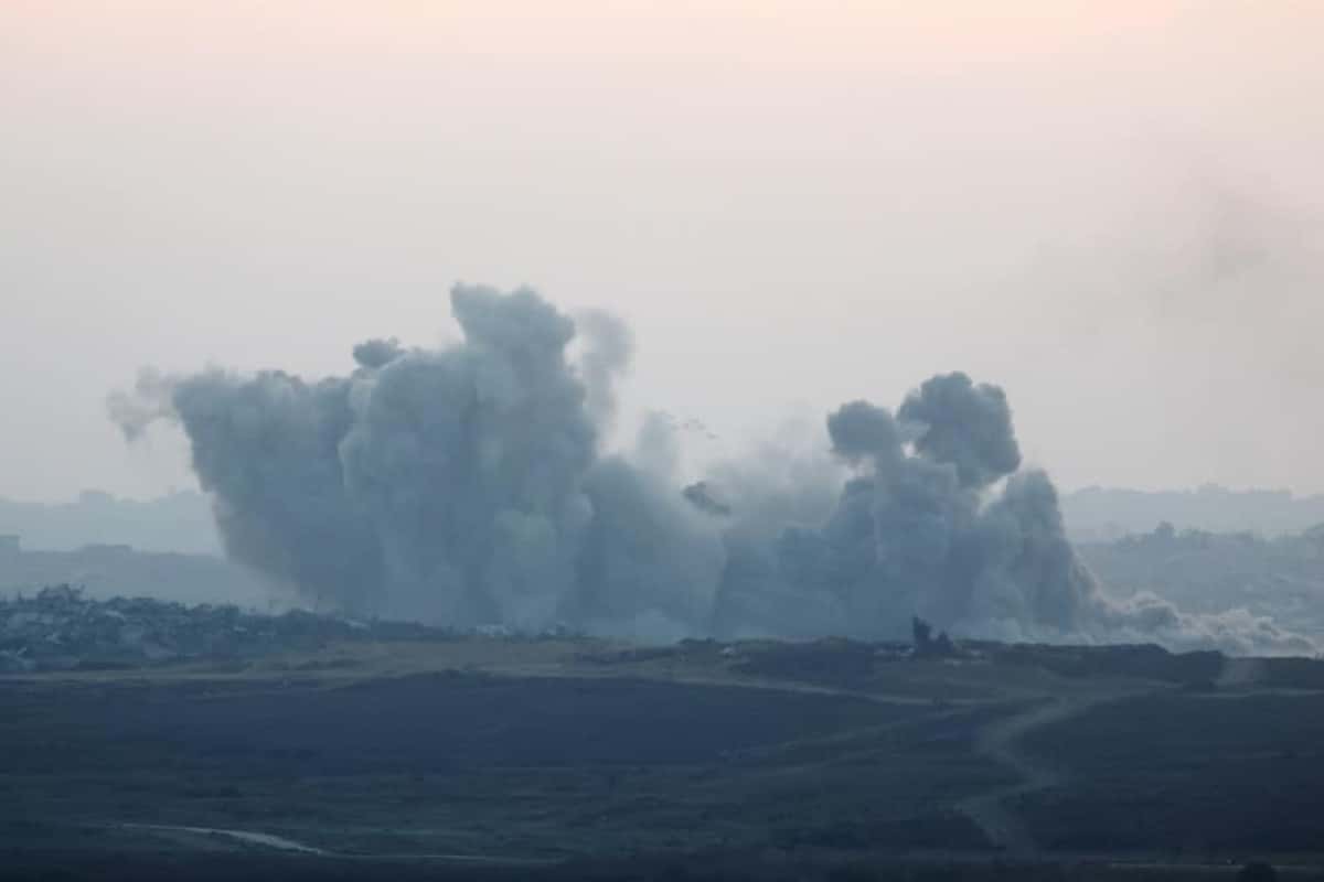 Sderot (Israel), 21/07/2025.- Smoke rises from an Israeli airstrike near Beit Hanoun, northern Gaza Strip, as seen from Kobi Hill in Sderot, Israel, 21 July 2025. EFE/EPA/ABIR SULTAN