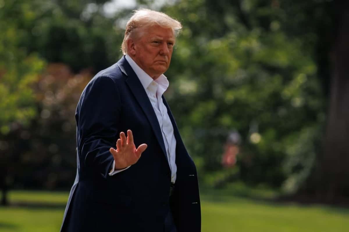 Washington (United States), 11/07/2025.- US President Donald Trump waves as he walks towards Marine One across the South Lawn of the White House in Washington, DC, USA, 11 July 2025. President Trump and First Lady are heading to Kerrville, Texas, to meet with local officials and first responders after a deadly flash flood a week ago killed at least 120 people with at least 160 people still missing. EFE/EPA/SAMUEL CORUM / POOL