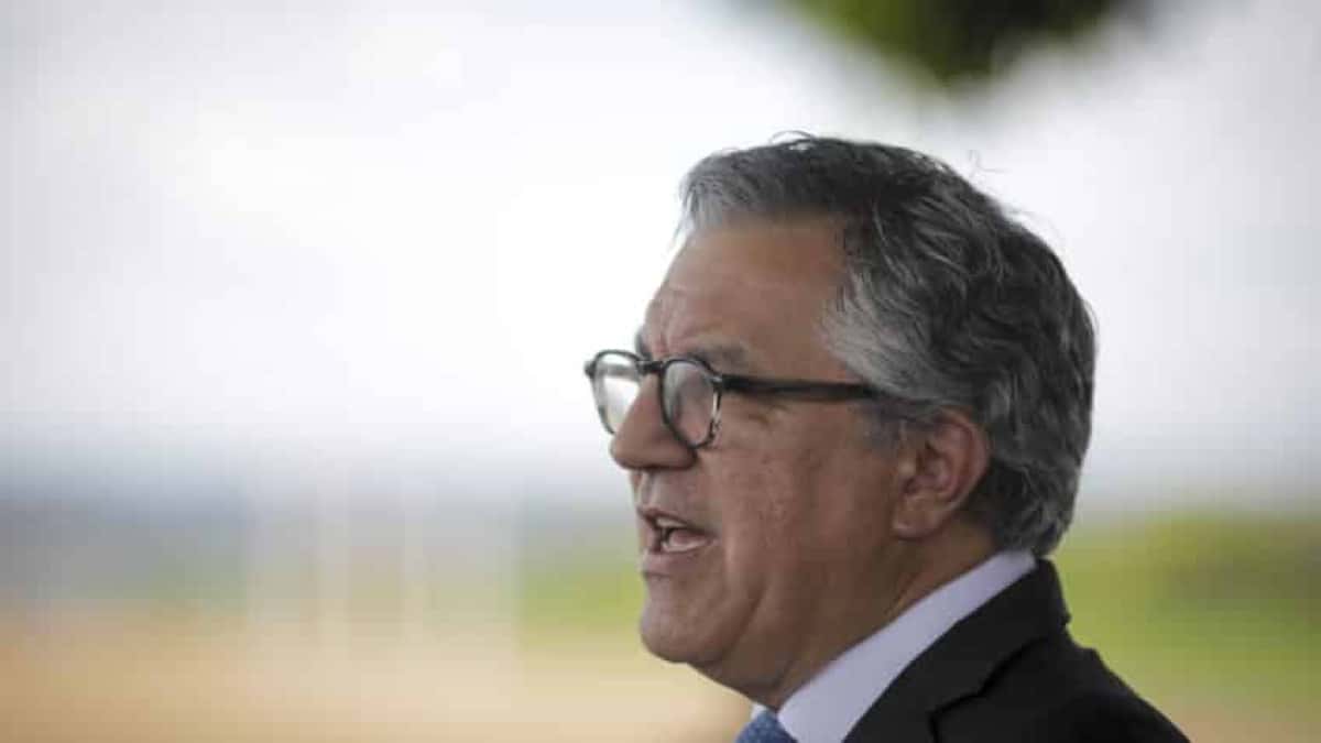 O ministro das Relações Institucionais, Alexandre Padilha, durente entrevista coletiva onde afirmou que o presidente Luiz Inácio Lula da Silva (PT) não teve perda de consciência ou desorientação depois de bater a cabeça em acidente doméstico do sábado (19.out). Segundo Padilha, o presidente está muito ativo e sem dores, mas não há definição sobre a participação de Lula no Brics mesmo por videoconferência. Da mesma forma, não há ainda liberação para viajar a São Paulo ou voltar a despachar do Palácio do Planalto. | Sérgio Lima/Poder360 - 21.out.2024