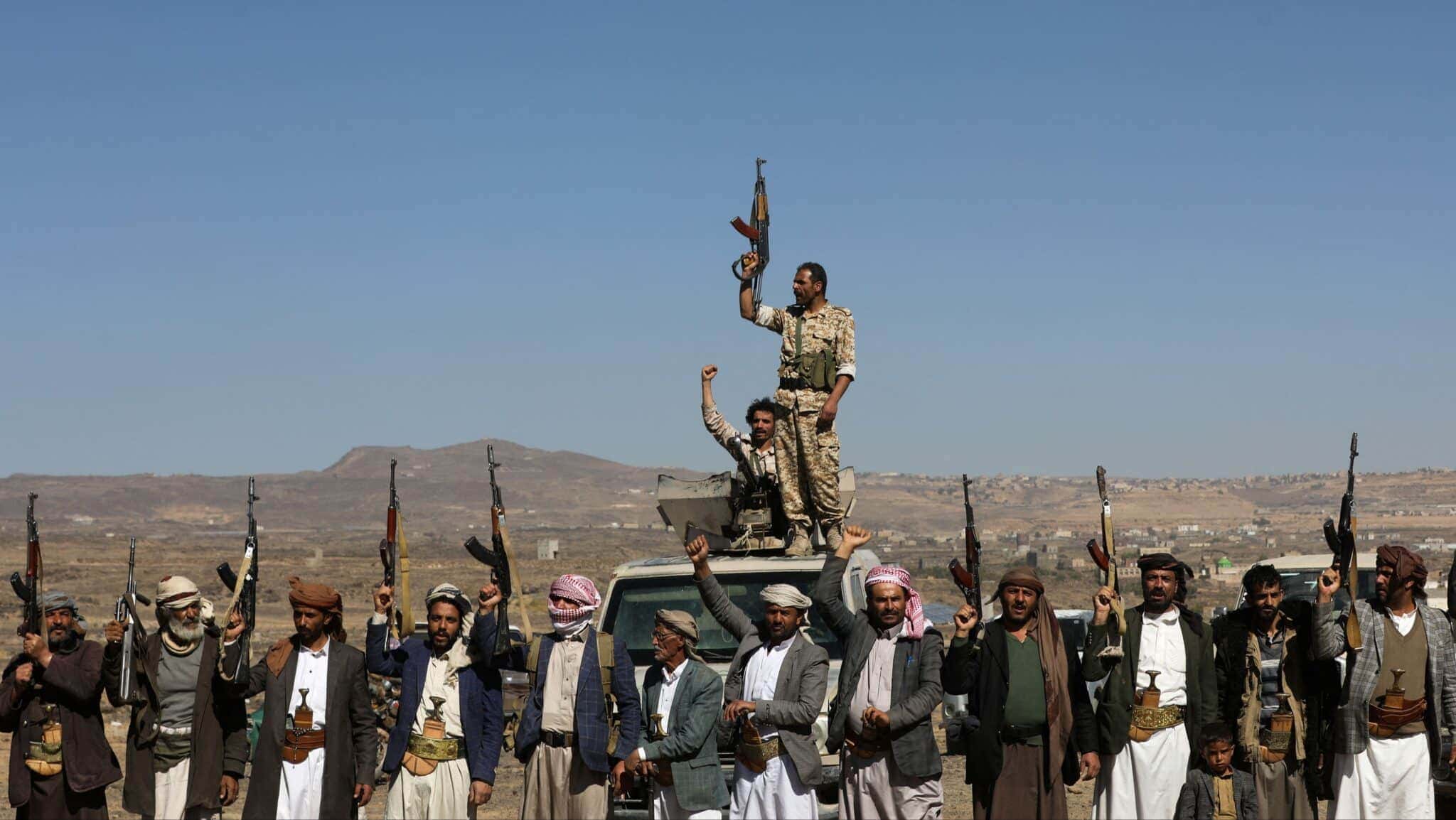 Combatentes-houthis-e-apoiadores-seguram-suas-armas-durante-protesto-contra-recentes-ataques-liderados-pelos-EUA-e1728059242397