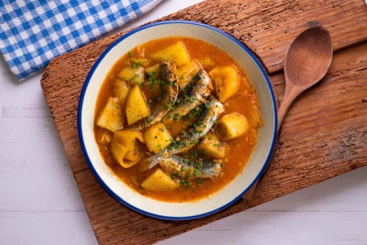 Ensopado-de-sardinha-com-batatas-e-alho-poro-1024×683-1