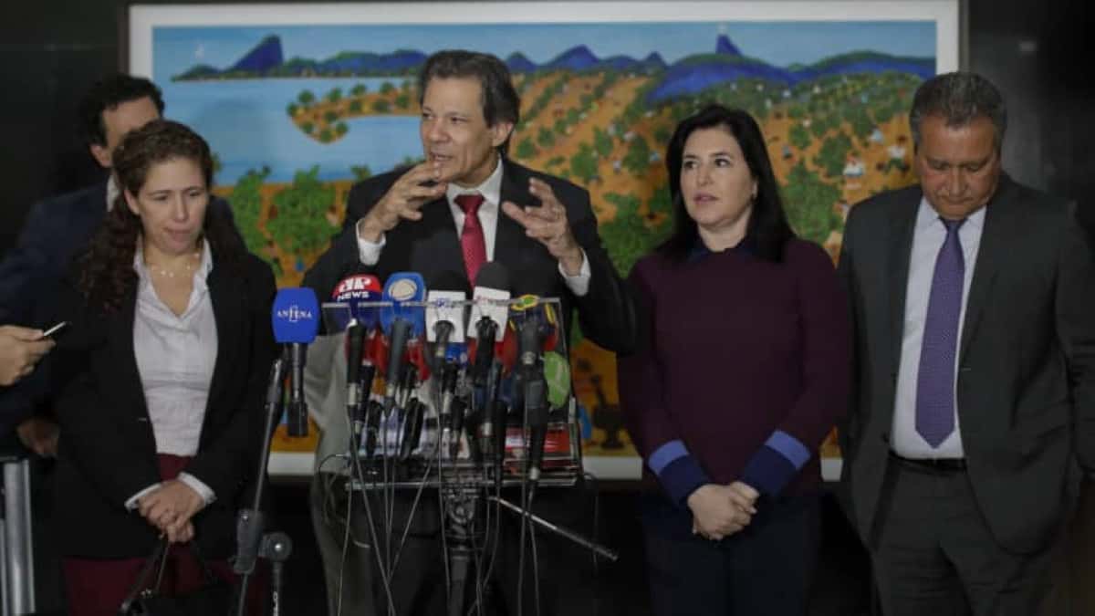 O ministro da Fazenda, Fernando Haddad e a mkinistra Simone Tebet (Planejamento), anunciou uma “contenção” de R$ 15 bilhões em 2024 para cumprir as regras do marco fiscal, depois da frustração na apuração de receitas e do aumento acima do esperado de despesas obrigatórias. | Sérgio Lima/Poder360 - 18jul2024