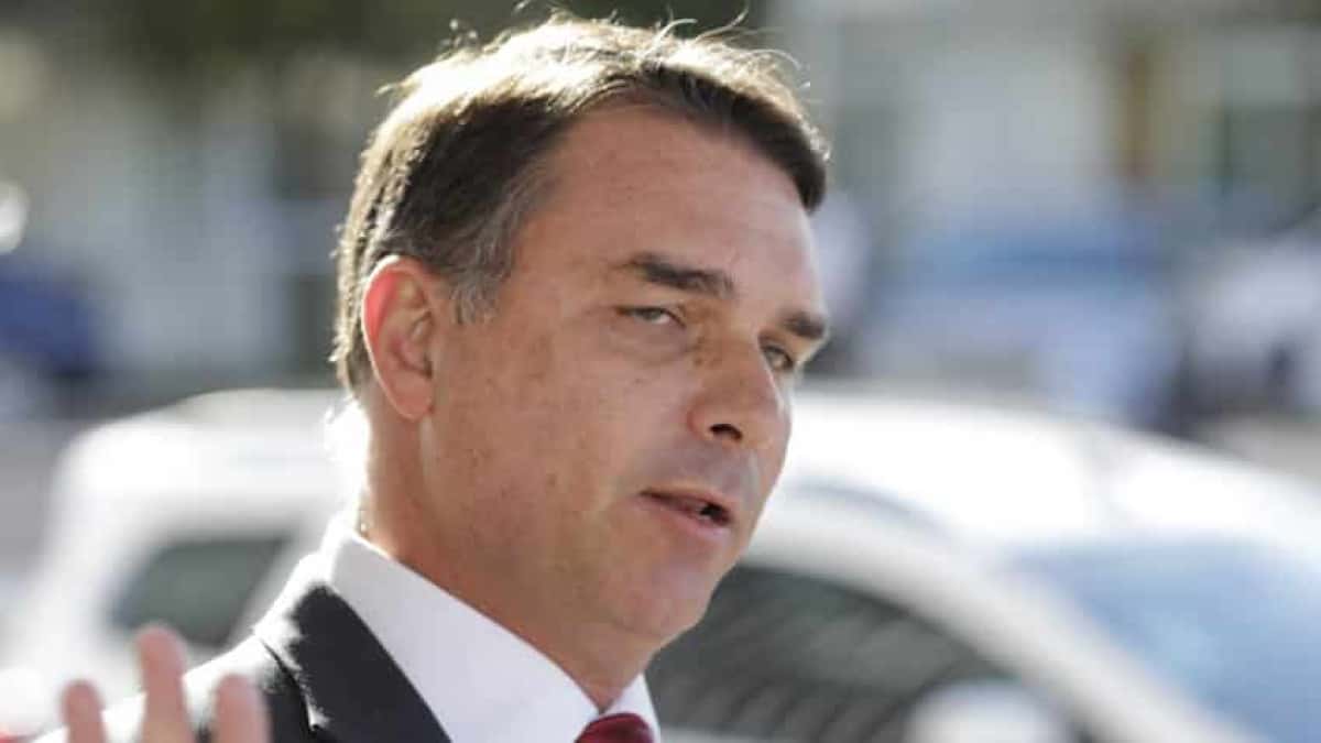 Senador Flávio Bolsonaro e o deputado Paulo Bililysnkyj, após reunião com Ricardo Pita, funcionário do gabinete do assunto do hemisfério ocidental do departamento de Estado dos EUA. Trataram sobre o crime organizado do Brasil assiciado com o crime nos EUA. | Sérgio Lima/Poder360 - 05.mai.2025