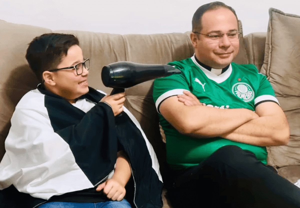 Garoto-corintiano-brinca-com-padre-palmeirense