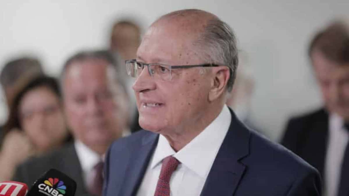 O vice-presidente Geraldo Alckmin, min. Rui Costa (Casa Civil), Min. Fernando Haddad (Fazenda) e min. Simone Tebet (Planejamento) após reunião com representantes do setor da industria, Ricardo Alban (CNI) e Josué Gomes da Silva (FIESP), nesta terça-feira (15) para discutir a resposta brasileira ao aumento de tarifas anunciado pelo presidente dos Estados Unidos, Donald Trump, no ministério do do Desenvolvimento, Indústria e Comércio. | Sérgio Lima/Poder360 - 15.jul.2025