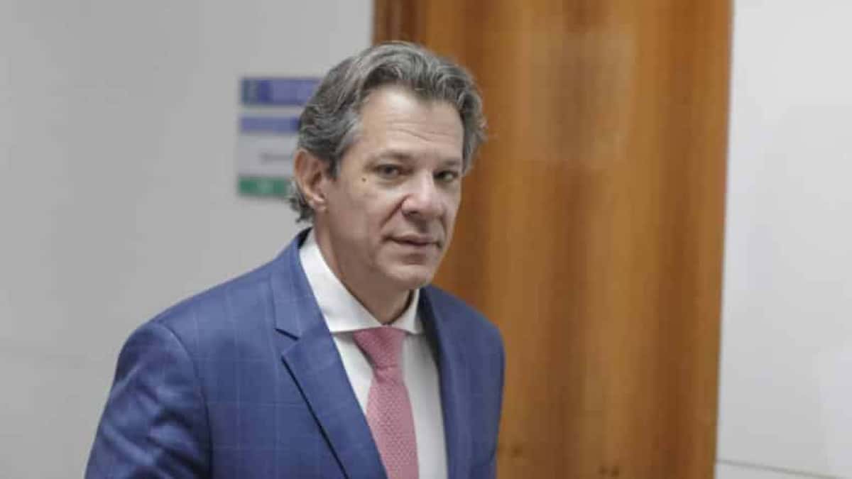 O vice-presidente Geraldo Alckmin, min. Rui Costa (Casa Civil), Min. Fernando Haddad (Fazenda) e min. Simone Tebet (Planejamento) após reunião com representantes do setor da industria, Ricardo Alban (CNI) e Josué Gomes da Silva (FIESP), nesta terça-feira (15) para discutir a resposta brasileira ao aumento de tarifas anunciado pelo presidente dos Estados Unidos, Donald Trump, no ministério do do Desenvolvimento, Indústria e Comércio. | Sérgio Lima/Poder360 - 15.jul.2025