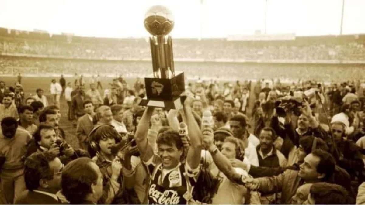 Gremio_ergue_taca_Copa_do_Brasil_1989