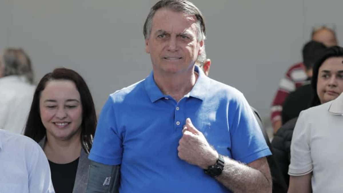 O ex-presidente Jair Bolsonaro (PL) deixando o Hospital DF Star onde foi diagnosticado com um quadro de pneumonia viral, segundo informou seu médico, Claudio Birolini, neste sábado (21.jun.2025). Bolsonaro passou mal 6ª feira (20.jun) durante um evento em Goiás. Pouco antes, afirmou durante um discurso na Câmara de Aparecida de Goiânia que vomitava 10 vezes ao dia.Bolsonaro entregou para apoiadores e jornalista a medalha dis três Is (Imbrochável, Incomível,Imorrível | Sérgio Lima/Poder360 - 21.jun.2025