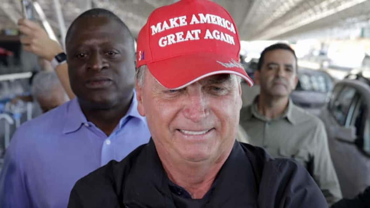 Ex-presidente Jair Bolsonaro com Michelle Bolsonaro no aeroporto de Brasília. Michelle foi representar Bolsonaro na cerimônia de posse do presidente americano Ronald Trump. | Sérgio Lima/Poder360 - 18.jan.2025