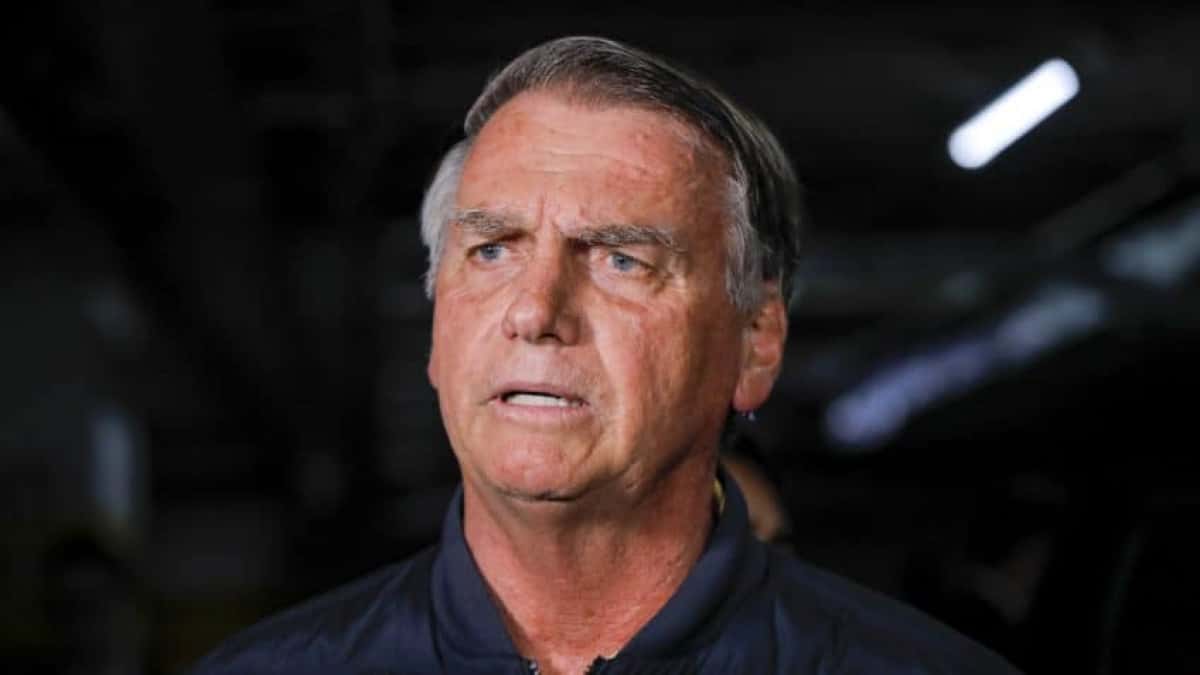 O ex-presidente saindo da sede nacional da Partido Liberal (PL) após ser obrigado a usar tornozeleira eletrônica, foi proibido de se aproximar de embaixadas e usar redes sociais por ordem do ministro do STF (Supremo Tribunal Federal) Alexandre de Moraes. | Sérgio Lima/Poder360 18j.jul.2025