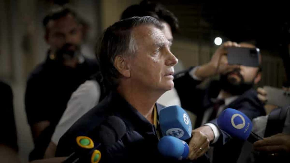 Ex-Presidente Jair Bolsonaro saindo da sede do Partido Liberal (PL), afirmou que os advogados ainda não definiram se ele pode falar com jornalistas. | Sérgio Lima/Poder360 - 24.jul.2025