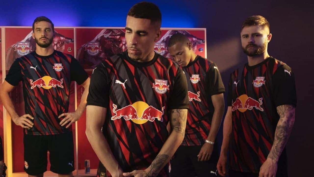 Jogadores-do-Bragantino-em-ensaio-com-novo-uniforme-e1752597318219