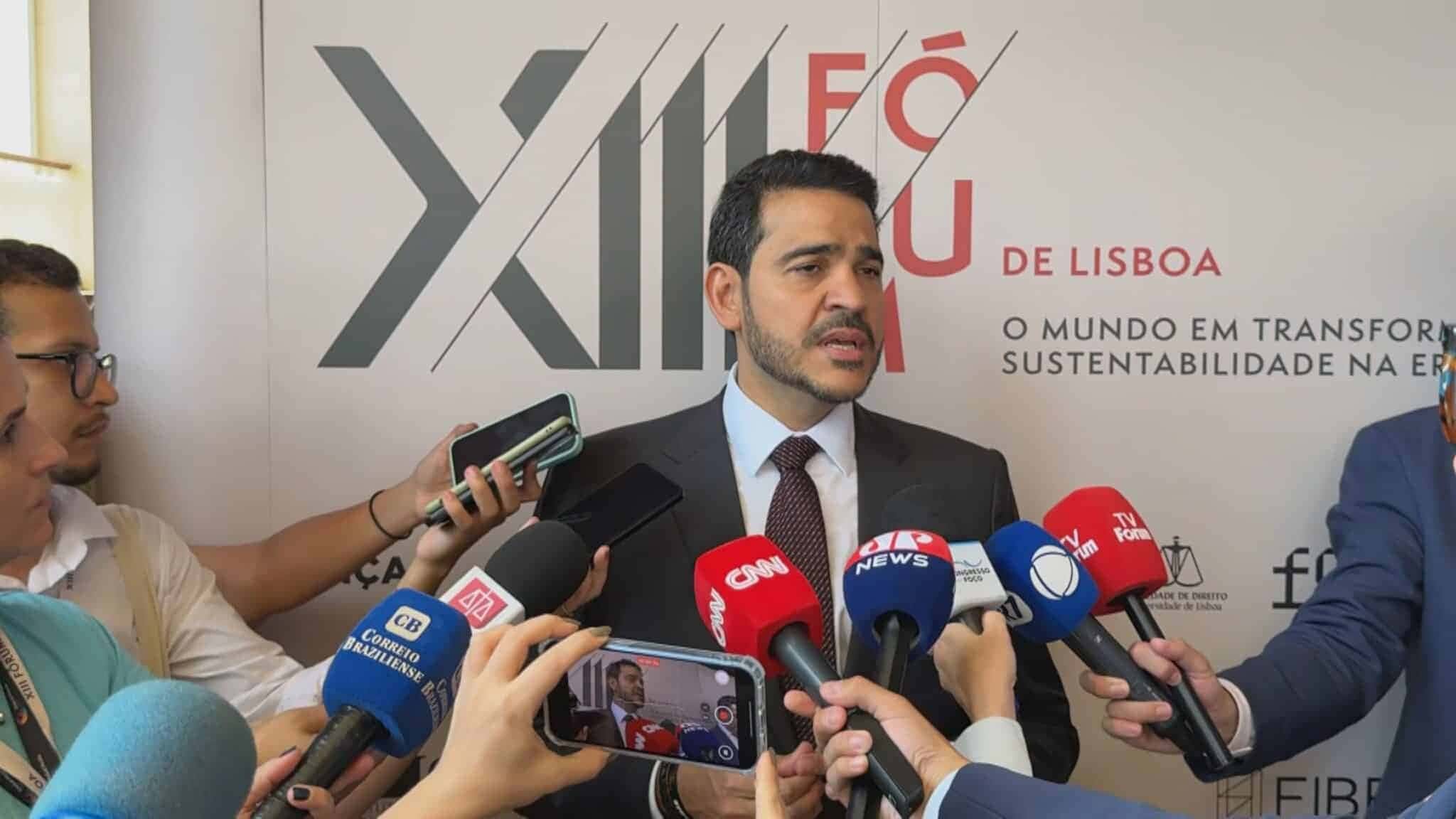 Jorge-Messias-advogado-geral-da-Uniao-durante-uma-entrevista-coletiva-no-Forum-de-Lisboa-1